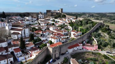 Leiria Portekiz 'in Obidos bölgesinde Obidos Skyline. Şehir merkezindeki Landmark Ortaçağ binasının havadan görünüşü. İş Bulutları Gökyüzü Şehir Merkezi. Geniş İş Döndürme.
