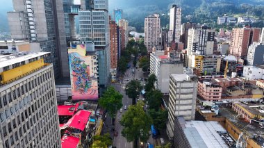 Bogota Cundinamarca Kolombiya 'daki Bogota Skyline. Kuşlar, sokaklar ve binalarla çarpıcı şehir manzarasına bakıyor. Metropolitan Peyzaj Ticari Binası Çarpıcı. Metropolitan Atılgan Kasabası.