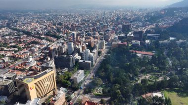 Bogota Cundinamarca Kolombiya 'daki Bogota Skyline. Yüksek binaları ve trafiği olan hareketli bir şehrin havadan görünüşü. Şehir Bulutları Gökyüzü Arkaplanı Şehir. Şehir dışındaki ünlü. Bogota Cundinamarca.
