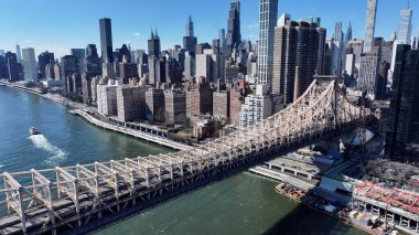 New York, Manhattan 'daki Queensboro Köprüsü. Landmark Köprüsü 'nün Hava Görüntüsü Karmaşık Tasarımı Gösteriyor. Metropolitan Peyzaj Ticari Binası Çarpıcı.