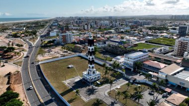 Aracaju Sergipe Brezilya 'daki Atalaia Deniz Feneri. Okyanus Dalgaları 'nın çarptığı sahilde duran deniz feneri. Altyapı Skyline Gökdelenleri çarpıcı. Altyapı Mimarlık Şirketi.