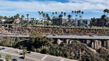 Santa Monica, Los Angeles, Kaliforniya Birleşik Devletleri. Kristal berrak sularla sersemletici sahilin havadan görünüşü. İnşaat Manzarası Panoramik Şehir Görünümü Meşgul. Panoramik Şehir Görünümü.
