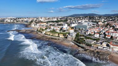 Lizbon 'un Cascais bölgesindeki Cascais Skyline. Kuşlar, sokaklar ve binalarla çarpıcı şehir manzarasına bakıyor. Sahil Gökyüzü Sahil Kıyısı Yaz Zamanı. Sahil Sahil Sahili Panoramik.