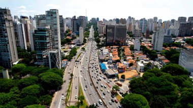 Sao Paulo Brezilya 'da Mayıs Caddesi, 23 numara. Şehir Skyline Modern ve Geleneksel Mimariyi Gösteriyor. İş Bulutları Gökyüzü Şehir Merkezi. Panoramik Şehir. Sao Paulo Brezilya.