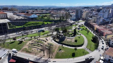 Porto Portekiz 'in Gaia bölgesindeki Morro Garden. Yeşillik ağaçlarıyla çevrili yeşil alanın havadan görünüşü. İş Bulutları Gökyüzü Şehir Merkezi. Arkaplan Panoramik Şehir.