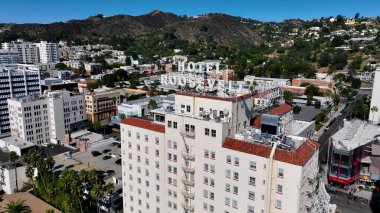 Los Angeles, Kaliforniya 'daki Roosevelt Oteli. Şehir merkezindeki High Rise Binası ve Yoğun Trafik. Altyapı Skyline Gökdelenleri çarpıcı. Altyapı Mimarlık Şirketi.
