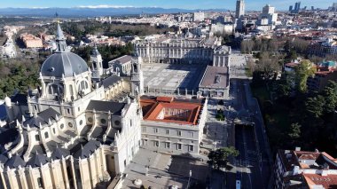 Madrid 'deki Madrid Kraliyet Sarayı. Çağdaş binalarla dolu şehir merkezinin havadan görünüşü. Şehir Gökyüzü Arkaplanı Kentsel. Şehir merkezinin yukarısında. Madrid İspanya.