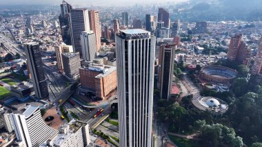 Kolombiya 'nın Bogota Bölgesi Merkez Bölgesi. Gökdelen 'in havadan görünüşü ve şehir caddesinde yoğun trafik. Şehir Bulutları Gökyüzü Arkaplanı Şehir. Şehir dışındaki ünlü. Bogota Bölge Başkenti.