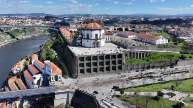 Porto Portekiz 'deki Serra Do Pilar Manastırı. Şehir Skyline Modern ve Geleneksel Mimariyi Gösteriyor. İş Bulutları Gökyüzü Şehir Merkezi. Panoramik Şehir. Porto Portekiz.