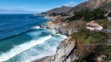1. Kaliforniya otobanındaki sahil kayalıkları. Pasifik Sahil Otobanı 'ndaki Kaliforniya Büyük Sur plajları. Horizon Sahili Denizi kıyısında. Shore Seaside Panning Wide 'da. 1. Otoyol Kaliforniya.