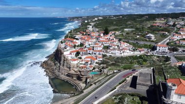 Lizbon 'un Sintra Bölgesi' nde Azenhas Mar Plajı. Yüksek katlı binaların ve şehir yaşamını gösteren trafik gösterilerinin havadan görüntüsü. Terk edilmiş Skyline Sezon Arzusu. Sezon Rıhtım Kıyısı.