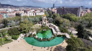 Katalonya 'nın Barselona bölgesindeki Ciutadella Parkı. İnanılmaz Skysraper 'lar ve caddedeki trafik yukarıdan izleniyor. Metropol Manzarası Panoramik Şehir Manzarası Güzel.