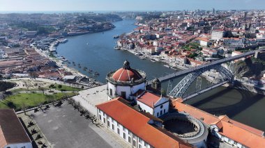 Porto Portekiz 'deki Serra Do Pilar Manastırı. Çağdaş binalarla dolu şehir merkezinin havadan görünüşü. Metropolitan Manzara Gökdelenleri. Güzel. Metropolitan Şehir. Porto Portekiz.