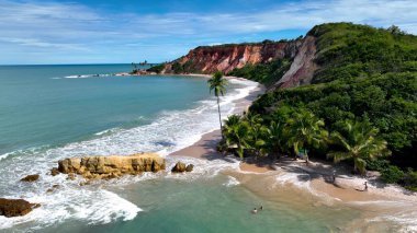 Joao Pessoa Paraiba Brezilya 'daki Coqueirinho Plajı. Turkuaz Okyanus Dalgaları Tropik Sahile Yavaşça Çarpıyor. Terkedilmiş Peyzaj Eğlencesi Güzelliği. Terk edilmiş rıhtım kıyısı. Joao Pessoa Paraiba.
