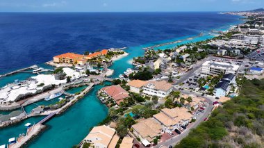 Curacao Skyline, Willemstad Hollanda Curacao 'da. Yaz tatilinde harika bir sahil manzarası olan kuş bakışı. Cennet Skyline Idyllic göz kamaştırıcı. Cennet Rıhtımı Kıyısı.