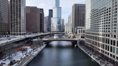 Chicago Riverwalk, Chicago Illinois Birleşik Devletleri. Çağdaş binalarla dolu şehir merkezinin havadan görünüşü. Altyapı Skyline Gökdelenleri Şaşırtıcı.