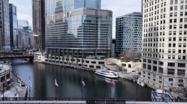 Chicago Illinois 'de Michigan Bulvarı. Yüksek binaları ve trafiği olan hareketli bir şehrin havadan görünüşü. İnşaat Manzarası Panoramik Şehir Görünümü Meşgul. Panoramik Şehir Görünümü.