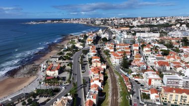 Lizbon 'un Cascais bölgesindeki Estoril Sahili. Şehir merkezinin modern binalarla dolup taşması. Sahil Gökyüzü Sahil Kıyısı Yaz Zamanı. Sahil Sahil Sahili Panoramik. Lizbon 'un Cascais Bölgesi.