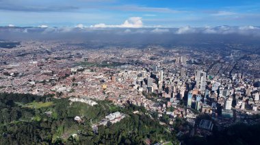 Bogota Bölgesi Başkenti Kolombiya 'daki Bogota Skyline. Çağdaş binalarla dolu şehir merkezinin havadan görünüşü. Metropolitan Manzara Gökdelenleri. Güzel. Metropolitan Şehir.