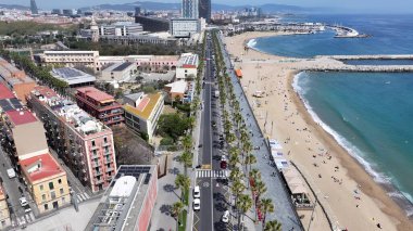 Barcelona Katalonya 'daki Barceloneta Sahili İspanya. Büyüleyici Tropikal Sahne Sahnesi Yukarıdan Görünüyor. Şehir merkezindeki iş dünyası. Şehir merkezinin dışında Panning Wide 'da. Barselona Katalonya.
