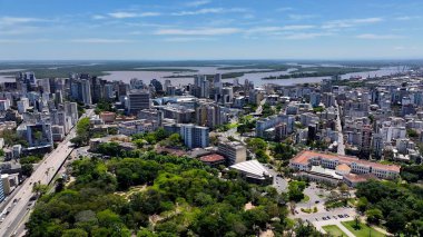 Porto Alegre Skyline In Porto Alegre Rio Grande Do Sul Brazil. Şehir merkezinin modern binalarla dolup taşması. Şehir merkezindeki İş Gökyüzü Arkaplanı. Şehir Merkezi Panoramik Şirketi.