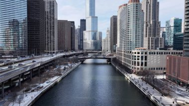 Chicago Riverwalk, Chicago Illinois Birleşik Devletleri. Yüksek katlı binaların ve şehir yaşamını gösteren trafik gösterilerinin havadan görüntüsü. Şehir Gökyüzü Arkaplanı Kentsel. Şehrin yukarısında. Chicago Illinois.