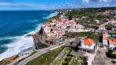 Lizbon 'un Sintra Bölgesi' nde Azenhas Mar Plajı. Şehir merkezinin modern binalarla dolup taşması. Sahil Bulutları Yaz mevsimi. Coast Outdoor Panning Wide 'da. Lizbon Sintra Bölgesi.