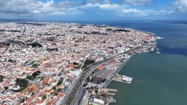 Lizbon 'daki Lizbon Skyline. Kuşlar, sokaklar ve binalarla çarpıcı şehir manzarasına bakıyor. Altyapı Skyline Panoramic City View Awesome. Altyapı Şehir Manzarası. Lizbon Portekiz.