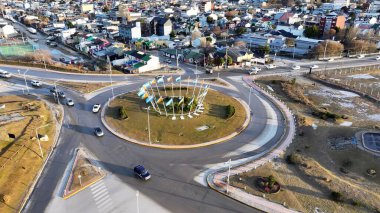 Ushuaia Roundabout Ushuaia 'da Fin Del Mundo Arjantin' de. Çağdaş binalarla dolu şehir merkezinin havadan görünüşü. Altyapı Skyline Gökdelenleri Şaşırtıcı.