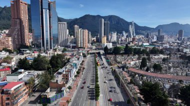 Bogota Cundinamarca Kolombiya 'daki Bogota Skyline. Otobanda yoğun trafiğin nefes kesici hava manzarası var. Altyapı Skyline Gökdelenleri çarpıcı. Altyapı Mimarlık Şirketi.