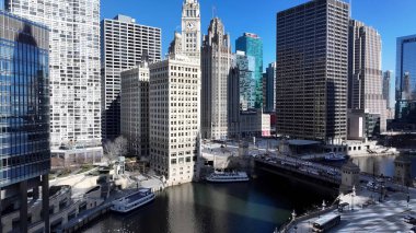 Chicago Riverwalk, Chicago Illinois Birleşik Devletleri. Yüksek katlı binaların ve şehir yaşamını gösteren trafik gösterilerinin havadan görüntüsü. Şehir Gökyüzü Arkaplanı Kentsel. Şehrin yukarısında. Chicago Illinois.