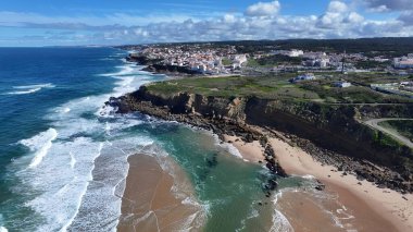 Sintra Lizbon Bölgesi Portekiz 'deki büyük sahil. Bereketli bir tropikal sahil manzarasının nefes kesici görüntüsü. Terk edilmiş Skyline Sezon Arzusu. Liman Kıyısı Mevsimi. Sintra Lizbon Bölgesi.