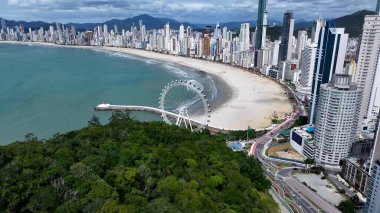 Camboriu Santa Catarina Brezilya 'daki Balnear io Camboriu Skyline. Şehir Skyline Modern ve Geleneksel Mimariyi Gösteriyor. Terk edilmiş Skyline Sezon Arzusu. Sezon Rıhtım Kıyısı.
