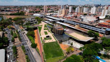 Sao Jose do Rio Preto Sao Paulo Brezilya şehir merkezi. Kuşlar, sokaklar ve binalarla çarpıcı şehir manzarasına bakıyor. İnşaat Peyzajı Panoramik Şehir Görünümü Meşgul.