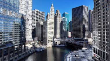 Chicago Skyline, Chicago Illinois Birleşik Devletleri. İnanılmaz Skysraper 'lar ve caddedeki trafik yukarıdan izleniyor. Şehir merkezinde Gökyüzü Bulutları. Şehir merkezinin dışında. Ünlü. Chicago Illinois.