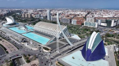 Valencia İspanya 'da Valencia Skyline. Modern Cam Gökdelen, Hareketli Şehrin Üzerinde Yükseliyor. Şehir merkezindeki iş dünyası. Şehir merkezinin dışında Panning Wide 'da. Valencia İspanya.