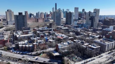 Brooklyn, New York 'ta Brooklyn Skyline. İnanılmaz Skysraper 'lar ve caddedeki trafik yukarıdan izleniyor. Şehir Gökyüzü Arkaplanı Kentsel. Şehir merkezinin yukarısında. Brooklyn New York.