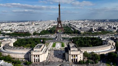 Fransa 'nın Paris Adası' ndaki Eyfel Kulesi. Paris Skyline turizm simgeleri ve binalarla çevrili. Şehir Gökyüzü Bulutları Şehir Arkaplanı. Şehir merkezinde Geniş Arkaplan.