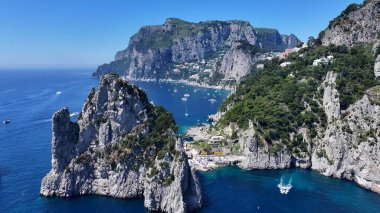 Napoli Campania İtalya 'da Capri Skyline. Bereketli bir tropikal sahil manzarasının nefes kesici görüntüsü. Sahil Gökyüzü Sahil Kıyısı Yaz Zamanı. Deniz kenarındaki panoramik. Napoli Campania.