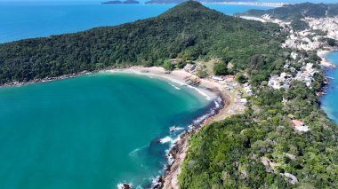 Bombinhas Santa Catarina Brezilya 'daki Retiro Dos Padres Plajı. Büyüleyici Tropikal Sahne Sahnesi Yukarıdan Görünüyor. Shore Clouds Plaj Denizi. Shore Beach Sahili Sahil Hattı. Bombinhas Santa Catarina.
