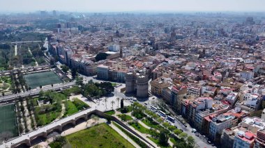 Valencia İspanya 'daki Serranos Kuleleri. Gökdelenleri Şehir Merkezi Şehir Yaşamını Yansıtıyor. Metropolitan Skyline Binaları Güzel. Bina Mimarlık Şirketi. Valencia İspanya.
