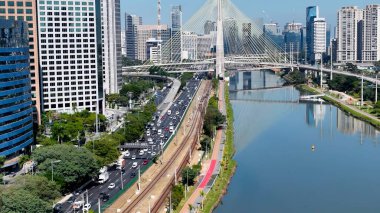 Sao Paulo Brezilya 'daki Kablo Köprüsü. Highway Road 'un göz kamaştırıcı manzarası yukarıdan görünüyor. Metropolitan Peyzaj Ticari Binası Çarpıcı. Metropolitan Atılgan Kasabası. Şehir merkezi Sao Paulo.