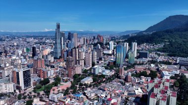 Bogota Cundinamarca Kolombiya 'daki Bogota Skyline. Çağdaş binalarla dolu şehir merkezinin havadan görünüşü. Metropolitan Peyzaj Ticari Binası Çarpıcı. Metropolitan Atılgan Kasabası.