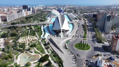 Valencia Valence Community İspanya 'daki Sanat Sarayı. Fütürist Gökdelen şehir merkezinin üzerinde yükseliyor. Şehir Gökyüzü Arkaplanı Kentsel. Şehrin yukarısında. Valencia Valence Topluluğu.