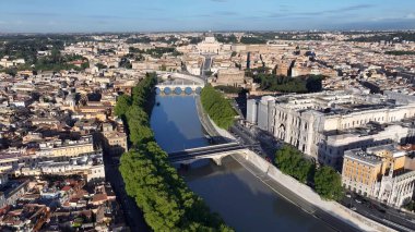 Roma 'da gökyüzü Lazio İtalya' da. İnanılmaz Skysraper 'lar ve caddedeki trafik yukarıdan izleniyor. İş Bulutları Gökyüzü Şehir Merkezi. İş dünyası geniş çaplı. Roma Lazio.
