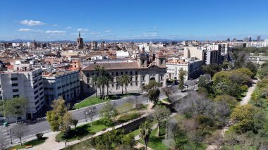 Valencia Valence Community İspanya 'daki Turia Gardens. Şehir merkezinin modern binalarla dolup taşması. Metropolitan Skyline Binaları Güzel. Bina Mimarlığı Şirketi.