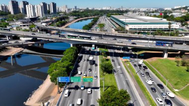 Sao Paulo Brezilya 'da Marjinal Tiete. Otobanda yoğun trafiğin nefes kesici hava manzarası var. Şehir merkezinde Gökyüzü Bulutları. Şehir merkezinin dışında. Ünlü. Sao Paulo Brezilya.
