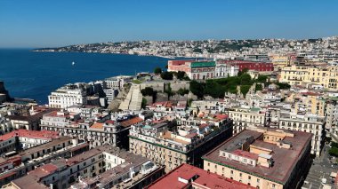 Napoli 'nin silueti Napoli Campania İtalya' da. Turkuaz Okyanus Dalgaları Tropik Sahile Yavaşça Çarpıyor. Şehir Gökyüzü Arkaplanı Kentsel. Açık Arkaplan Panoramik Şehir. Napoli Campania.