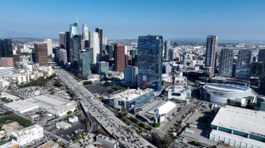 Los Angeles şehir merkezi, Los Angeles, Kaliforniya Birleşik Devletleri. Şehir merkezinin modern binalarla dolup taşması. Şehir merkezinde Gökyüzü Bulutları. Şehir merkezinin dışında. Ünlü..