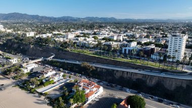 Santa Monica, Los Angeles, Kaliforniya Birleşik Devletleri. Bereketli bir tropikal sahil manzarasının nefes kesici görüntüsü. Şehir Gökyüzü Arkaplanı Kentsel. Şehir merkezinin yukarısında..